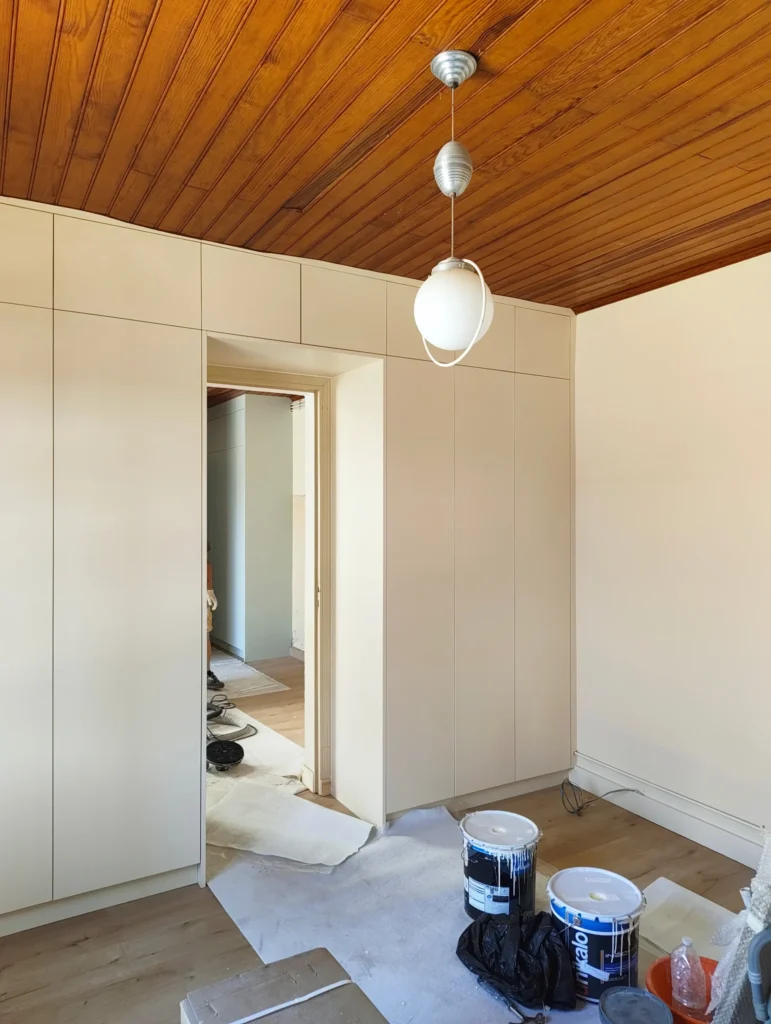 Mise en peinture d'une maison rénovée à Arès