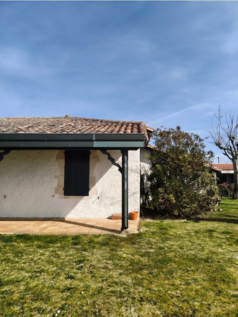 Détail de façade d'une villa en première ligne