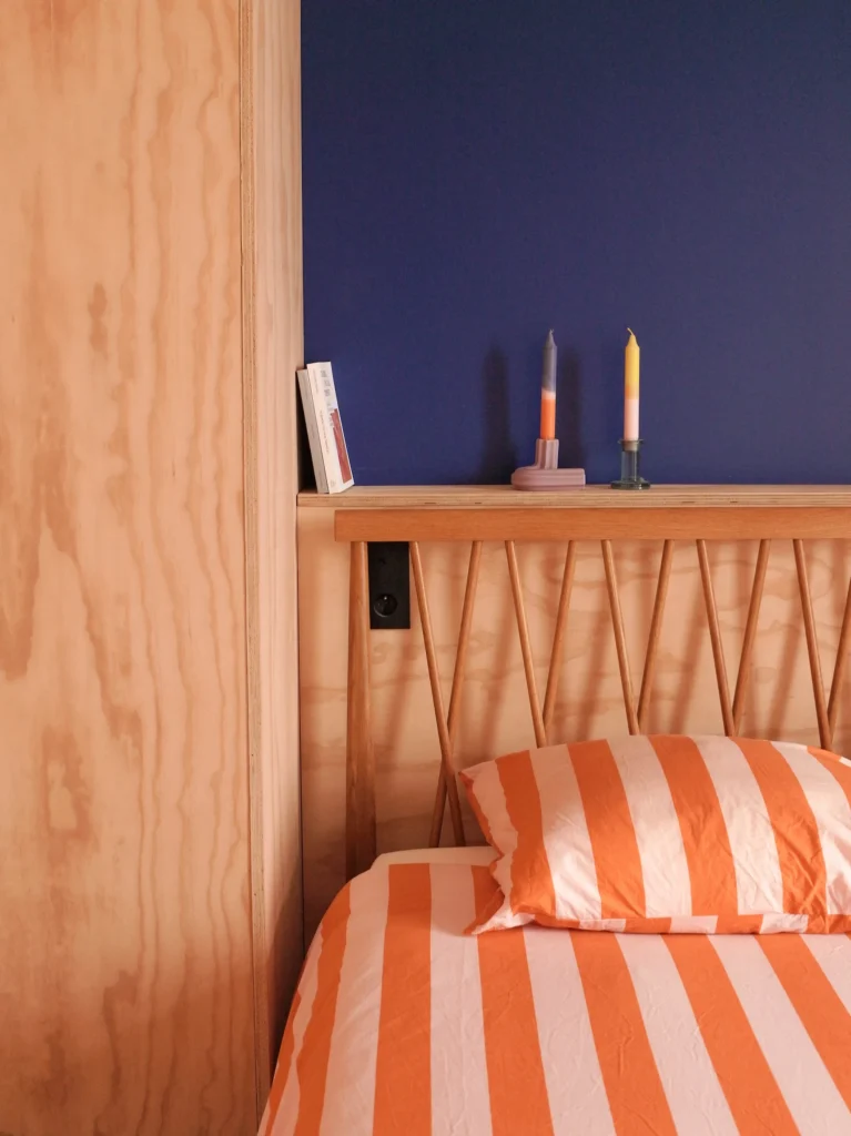 Détail de la chambre parentale d'un appartement rénové