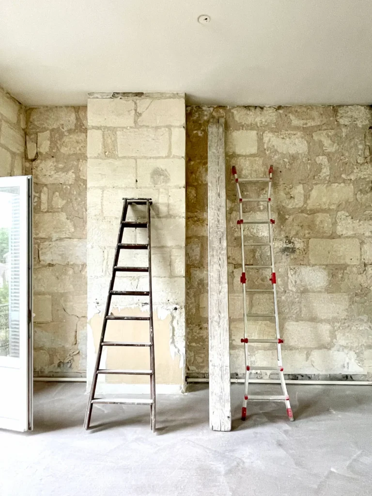 Curage des murs d'un appartement
