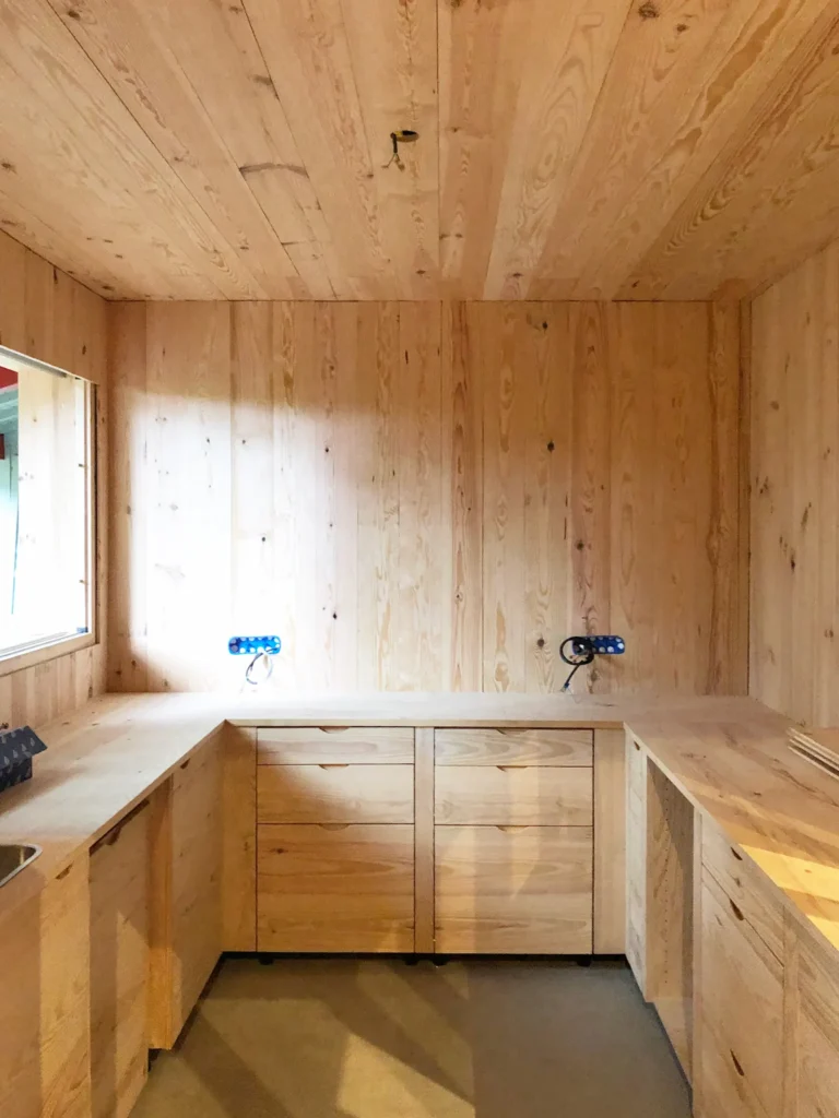 Construction d'une cuisine en bois