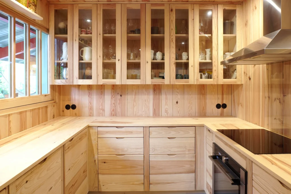 Détail d'une cuisine en bois à Lège-Cap-Ferret