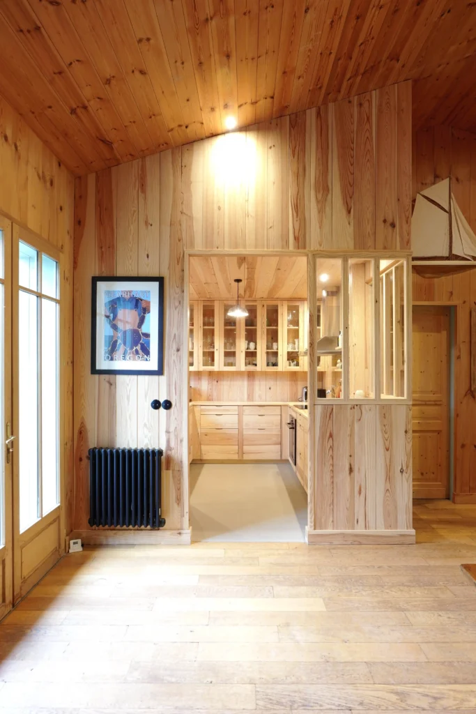 Entrée de la cuisine d'une maison rénovée