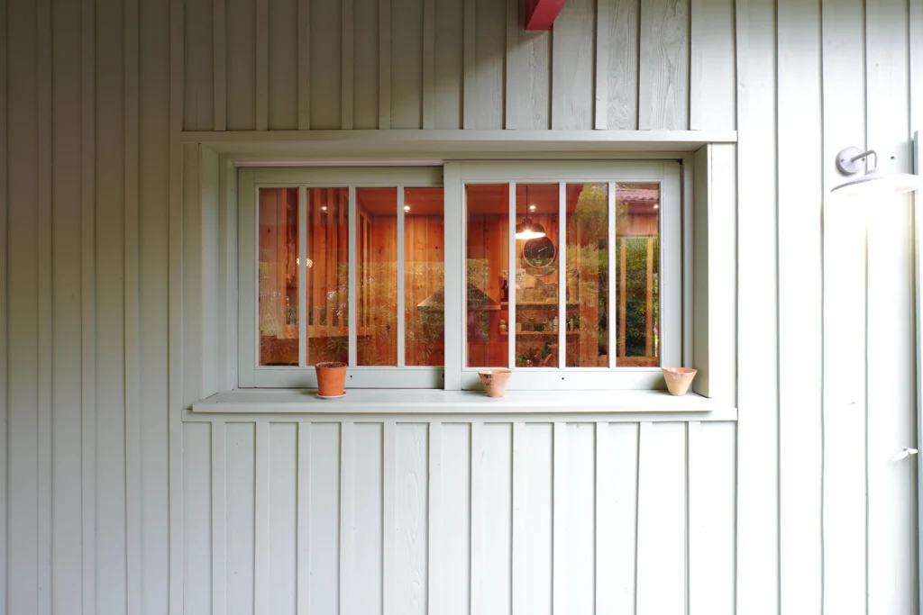Façade en bardage bois avec couvre-joint
