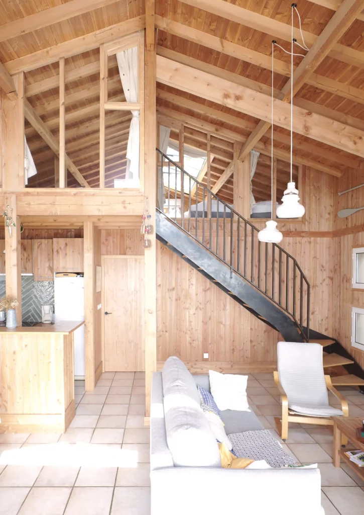 Salon d'une maison rénovée à Lège-Cap-Ferret