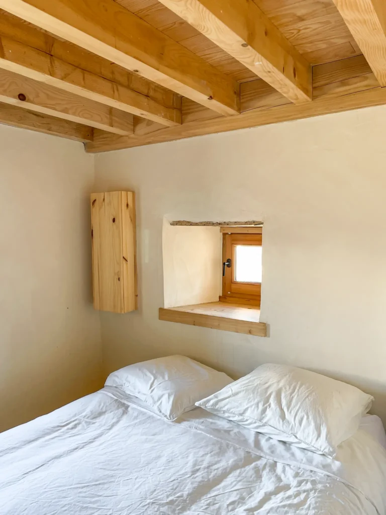 Chambre d'une grange rénovée