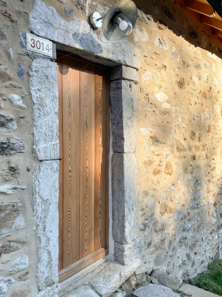Entrée d'une grange en maçonnerie de pierre
