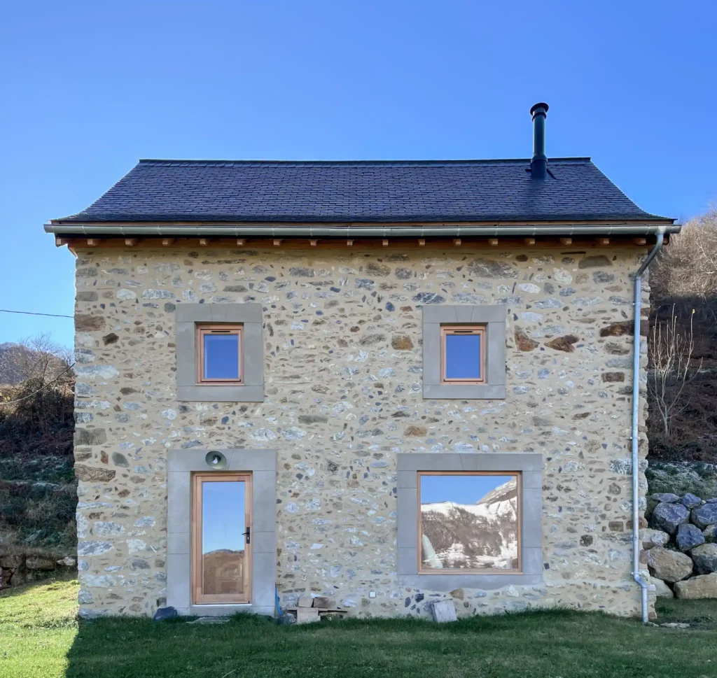 Façade d'une grange rénovée en vallée d'Aspe