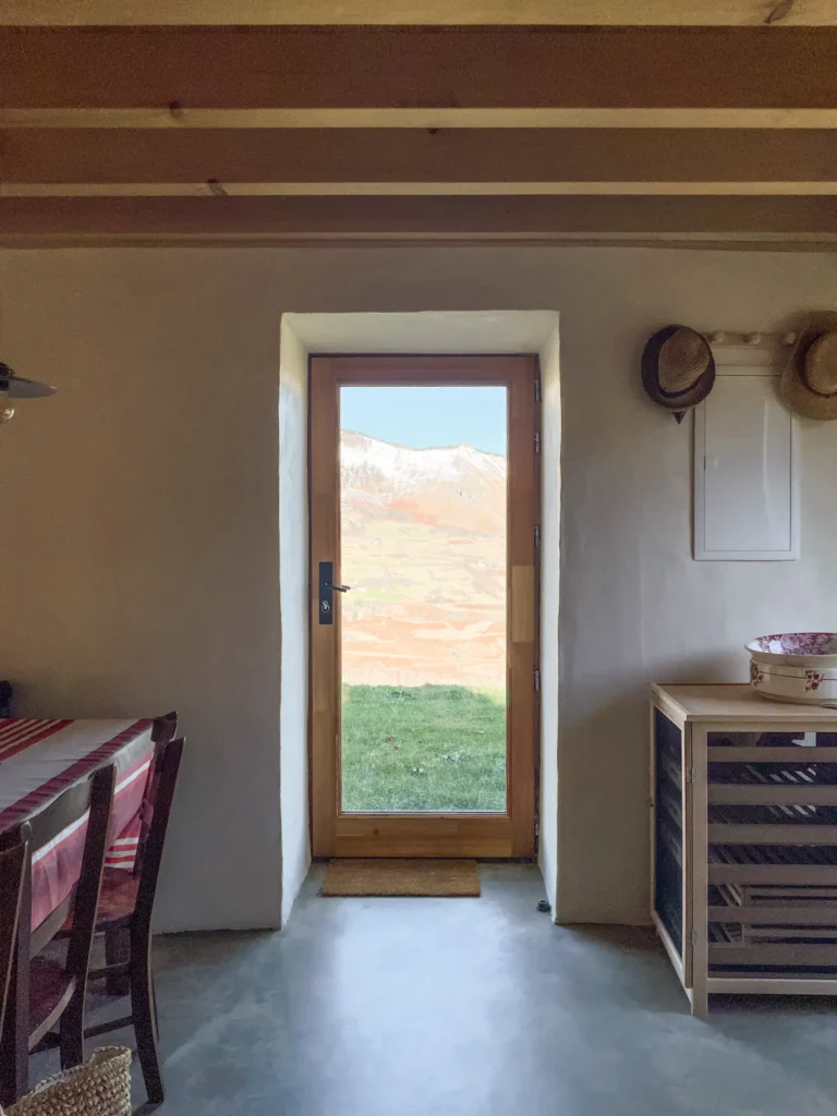 Porte en bois et enduit à la chaux