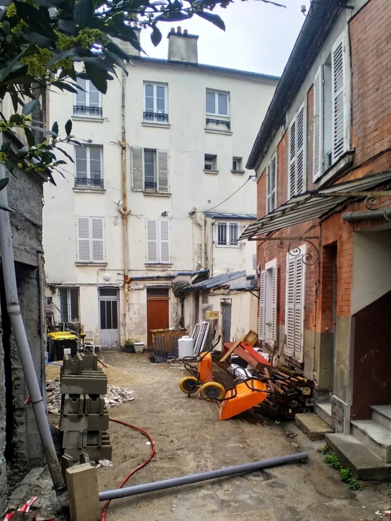 Cour intérieure d'un chantier de rénovation d'un immeuble collectif