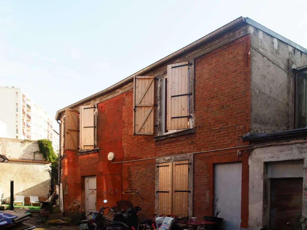 Détail de façade existante d'un projet de rénovation d'un immeuble collectif